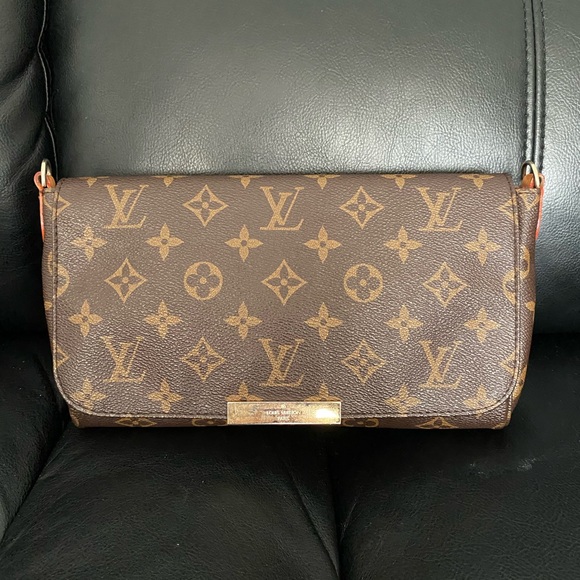 Louis Vuitton Handbags - Louis Vuitton Classic Brown Monogram Clutch